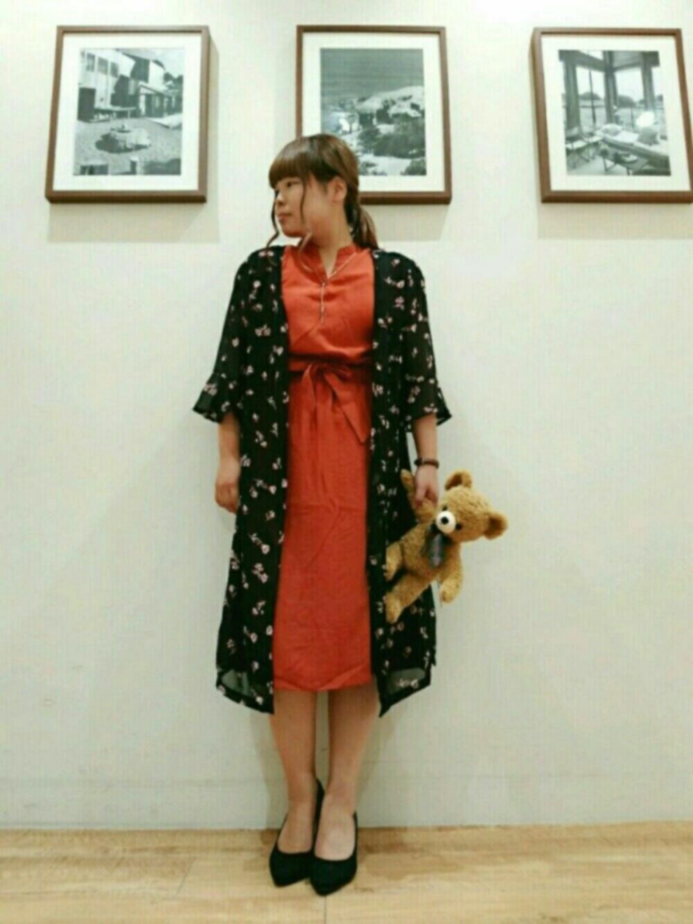 「シューラルー、ぽっちゃりコーデ、ぽっちゃり、花柄ｶﾞｳﾝ、ダークレッド、ワンピース、くまさん、オトナガーリー、秋のコーデ、ガーリー」｜「DRESKIPのスエードソフトポインテッドパンプス（パンプス、ブラック系）」を使った、のりぴーさん（レディース・160cm）の夏コーディネートの1枚目の写真
