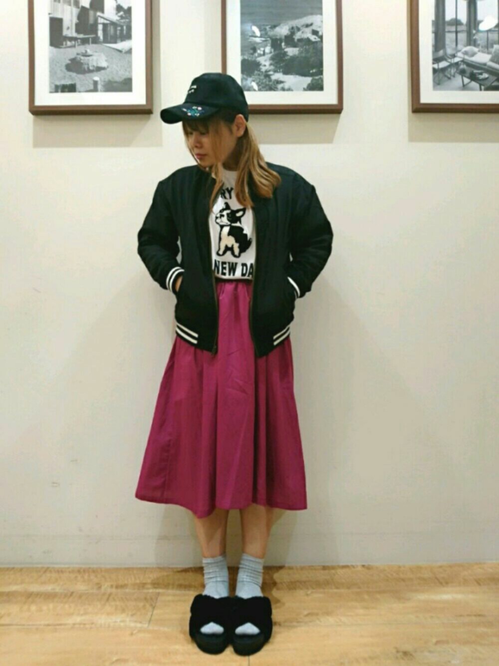 「シューラルー、ぽっちゃりコーデ、ぽっちゃり、リバーシブルブルゾン、ブルゾン、ピンクスカート、アニマルＴシャツ、ファーサンダル、キャップ女子、カジュアルコーデ」｜「DRESKIPのファークロスサンダル（サンダル、ブラック系）」を使った、のりぴーさん（レディース・160cm）の秋コーディネートの1枚目の写真