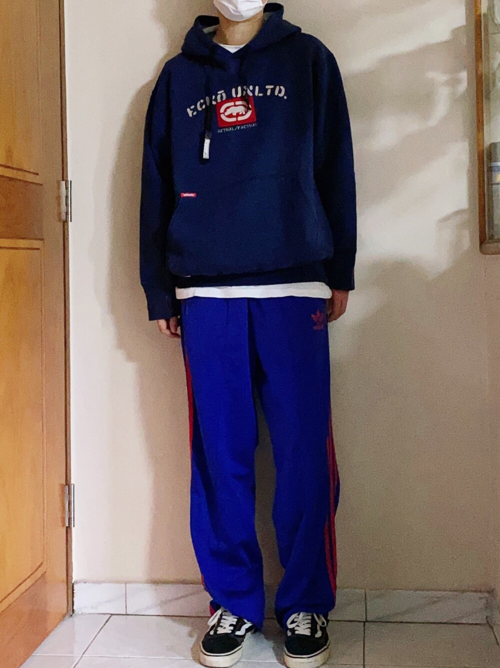 「VINTAGE、slacks、boyish、vintagetrackpants」｜「ECKO UNLTDのアイテム（パーカー、ブルー系）」を使った、oeufsssssさん（レディース・168cm）の冬コーディネートの1枚目の写真