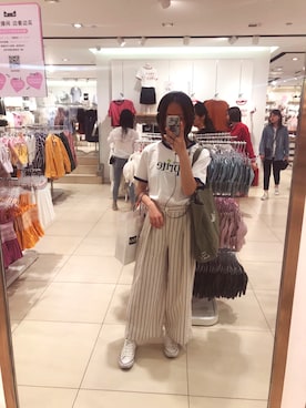 「GU（ジーユー）のアイテム（Tシャツ/カットソー、ホワイト系）」を使った、baoxiaodiさん（レディース・162cm）の春コーディネート