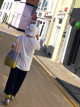 「VOLCOM（ボルコム）のアイテム（Tシャツ/カットソー、ホワイト系）」を使った、Joyce Youngju Leeさん（レディース・160cm）の秋コーディネート