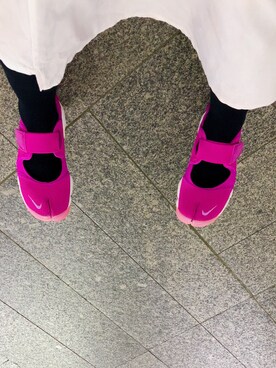 「NIKE（ナイキ）のアイテム（スニーカー、ピンク系）」を使った、Joyce Youngju Leeさん（レディース・160cm）の秋コーディネート