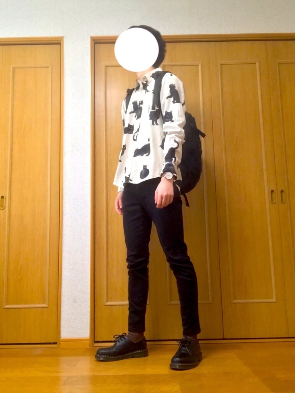 ブラック系のその他パンツ、ブラック系のバックパック/リュック、ブラック系のドレスシューズを着用したメンズの春コーディネートの1枚目の写真