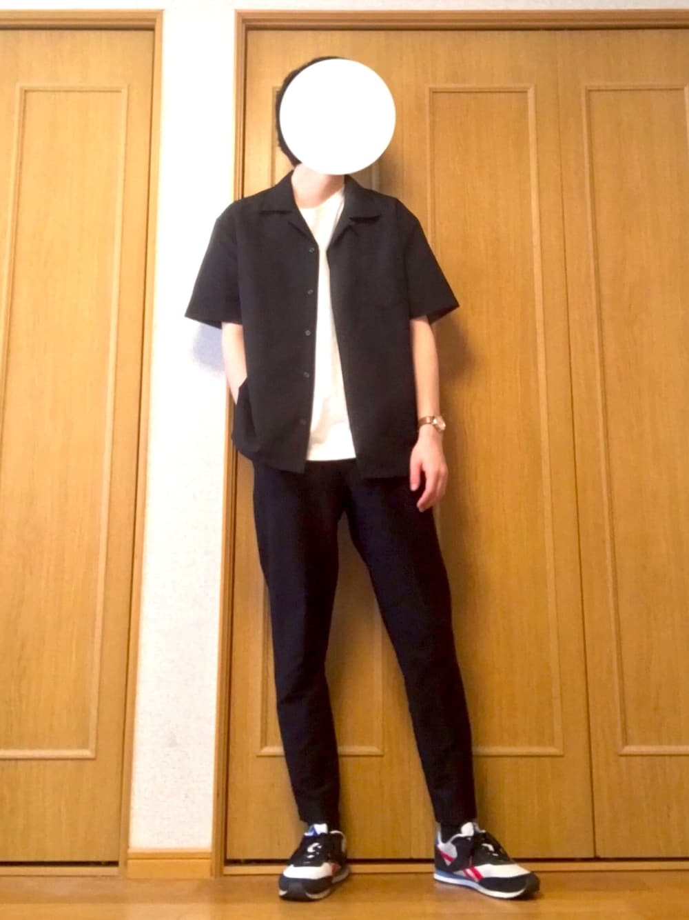 ホワイト系のスニーカー、ブラック系のその他パンツ、ホワイト系のTシャツ/カットソーを着用したメンズの夏コーディネートの1枚目の写真