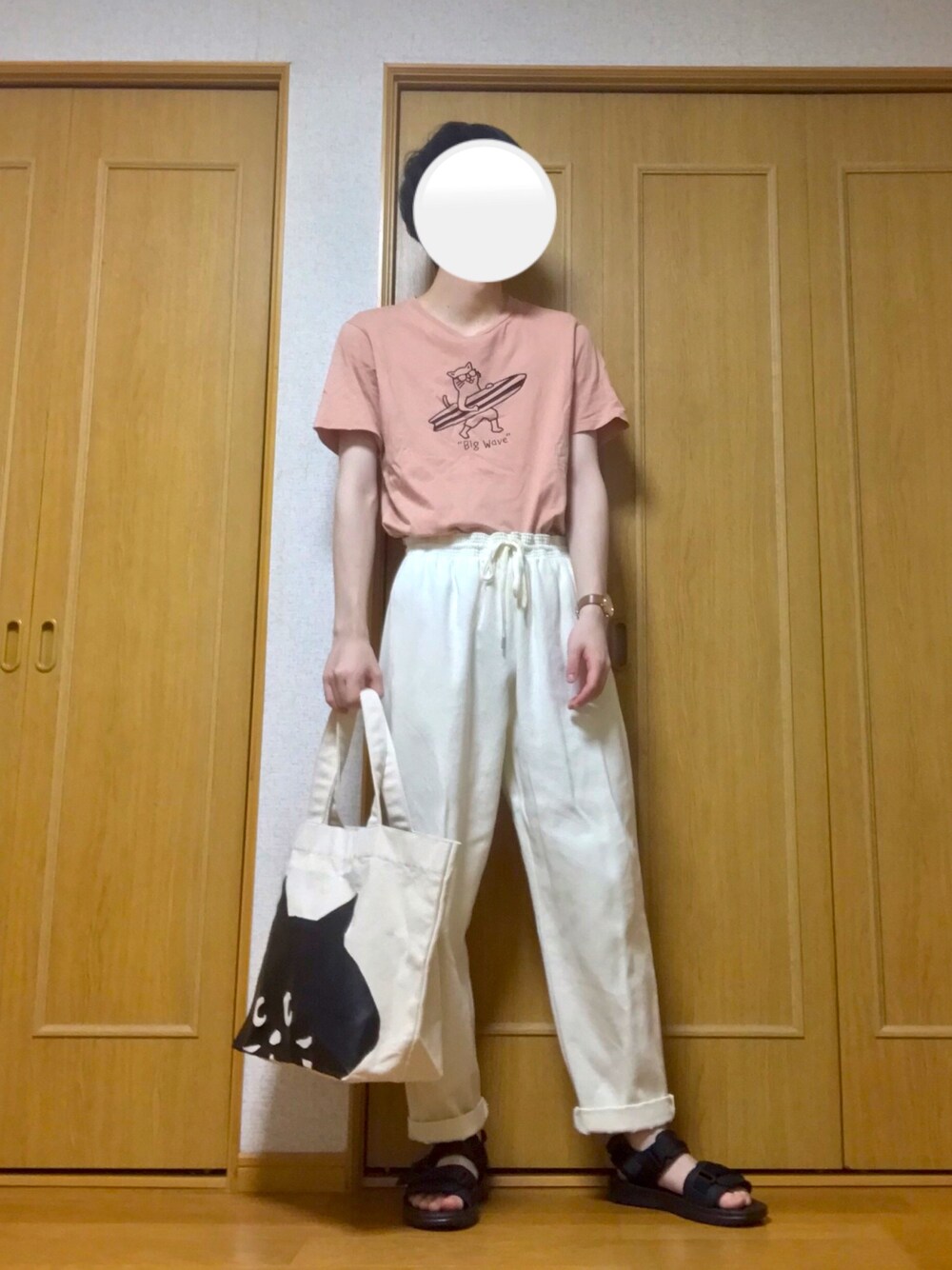 「シンプル、ネコ、夏だ！Tシャツ着よう！、ピンク、ホワイト、トートバッグ、サンダル、タックイン、おしゃれさんと繋がりたい、いいね、save、フォローお願いします🤑」｜「NEW BALANCEのSUA250（サンダル、ブラック系）」を使った、キツツキさん（メンズ・180cm）の夏コーディネートの1枚目の写真