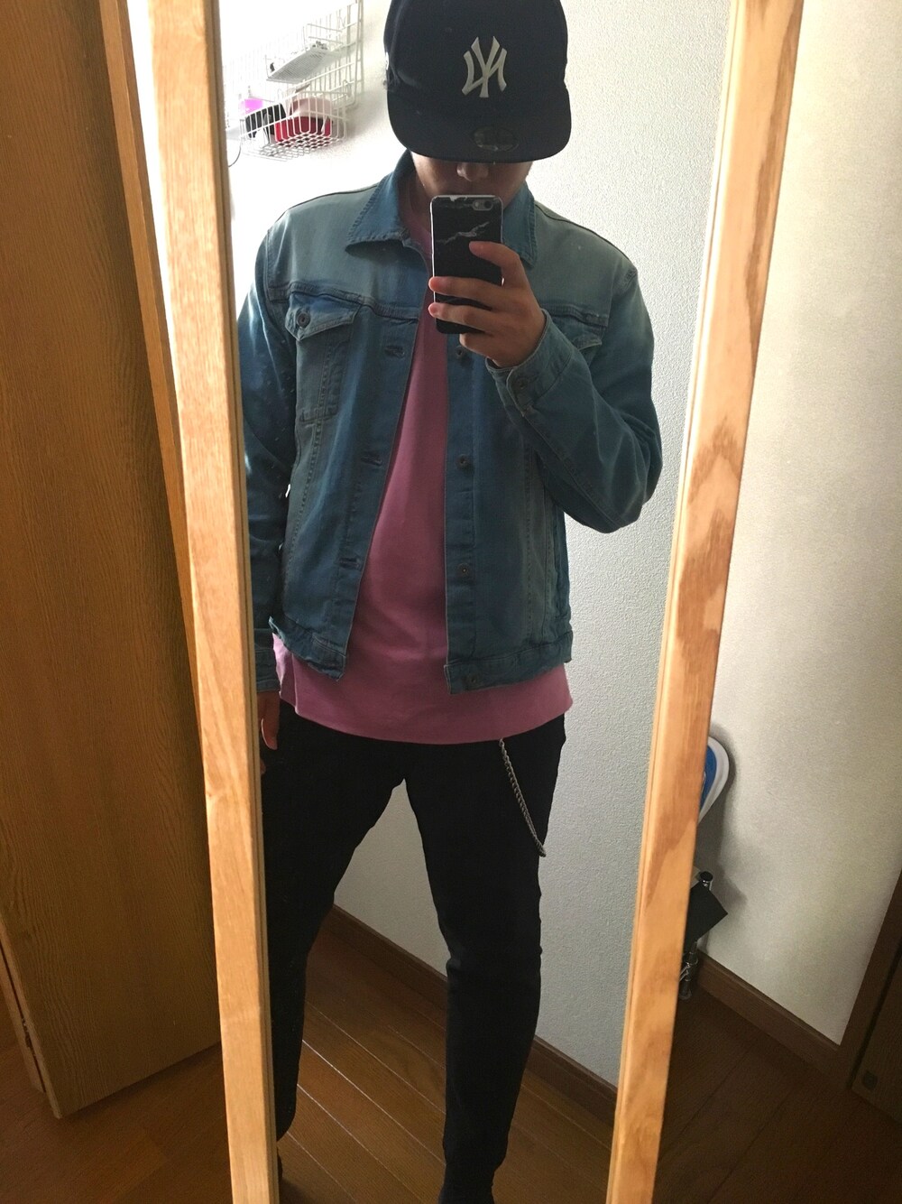 「デニムジャケット」｜「NEW ERAのWEGO/NEW ERA 9FIFTY NY（キャップ、ブラック系）」を使った、yutaさん（メンズ・171cm）の秋コーディネートの1枚目の写真