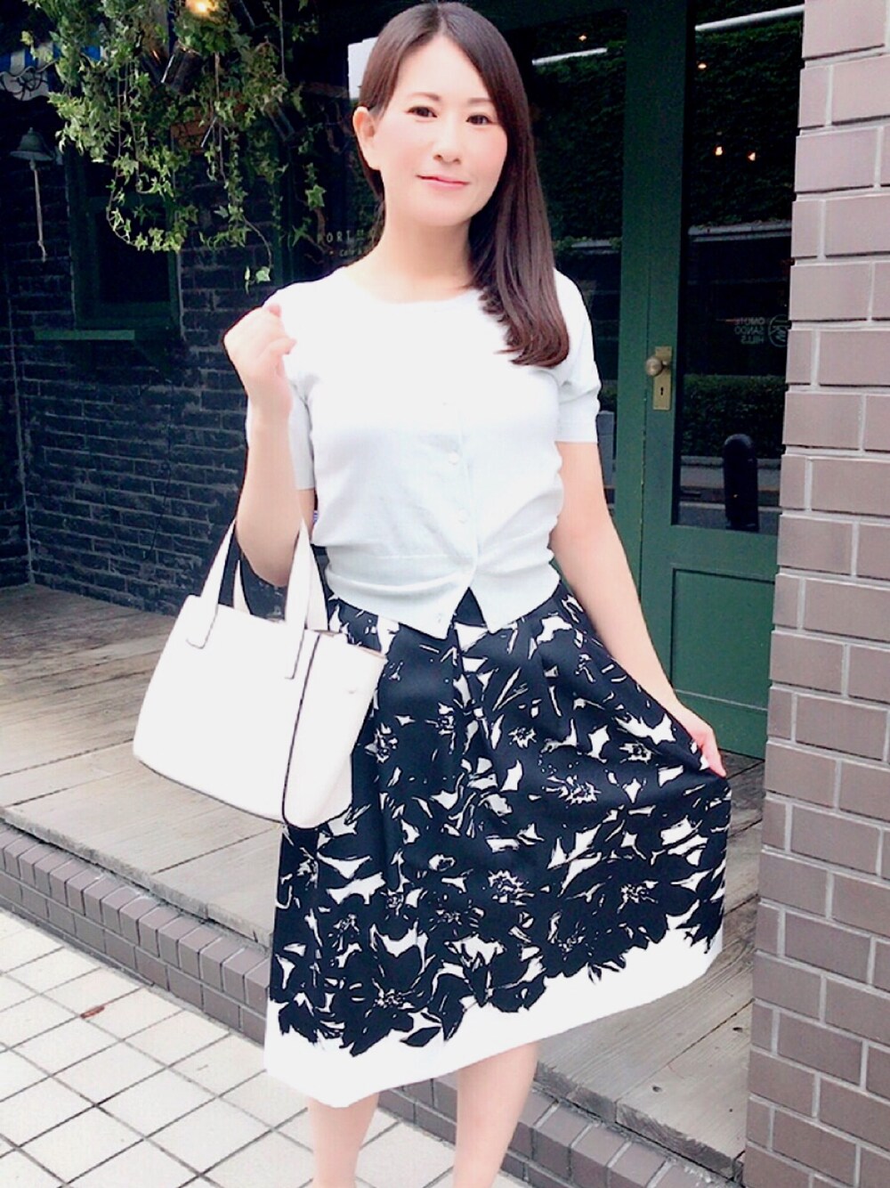 「大人カジュアル」｜「La TOTALITEのアイテム（カーディガン/ボレロ、グレー系）」を使った、minoさん（レディース・160cm）の夏コーディネートの1枚目の写真