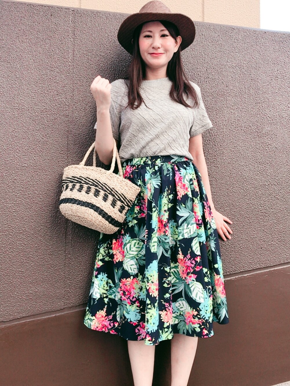 「オトナカジュアル」｜「JOURNAL STANDARDのアイテム（Tシャツ/カットソー、グレー系）」を使った、minoさん（レディース・160cm）の夏コーディネートの1枚目の写真