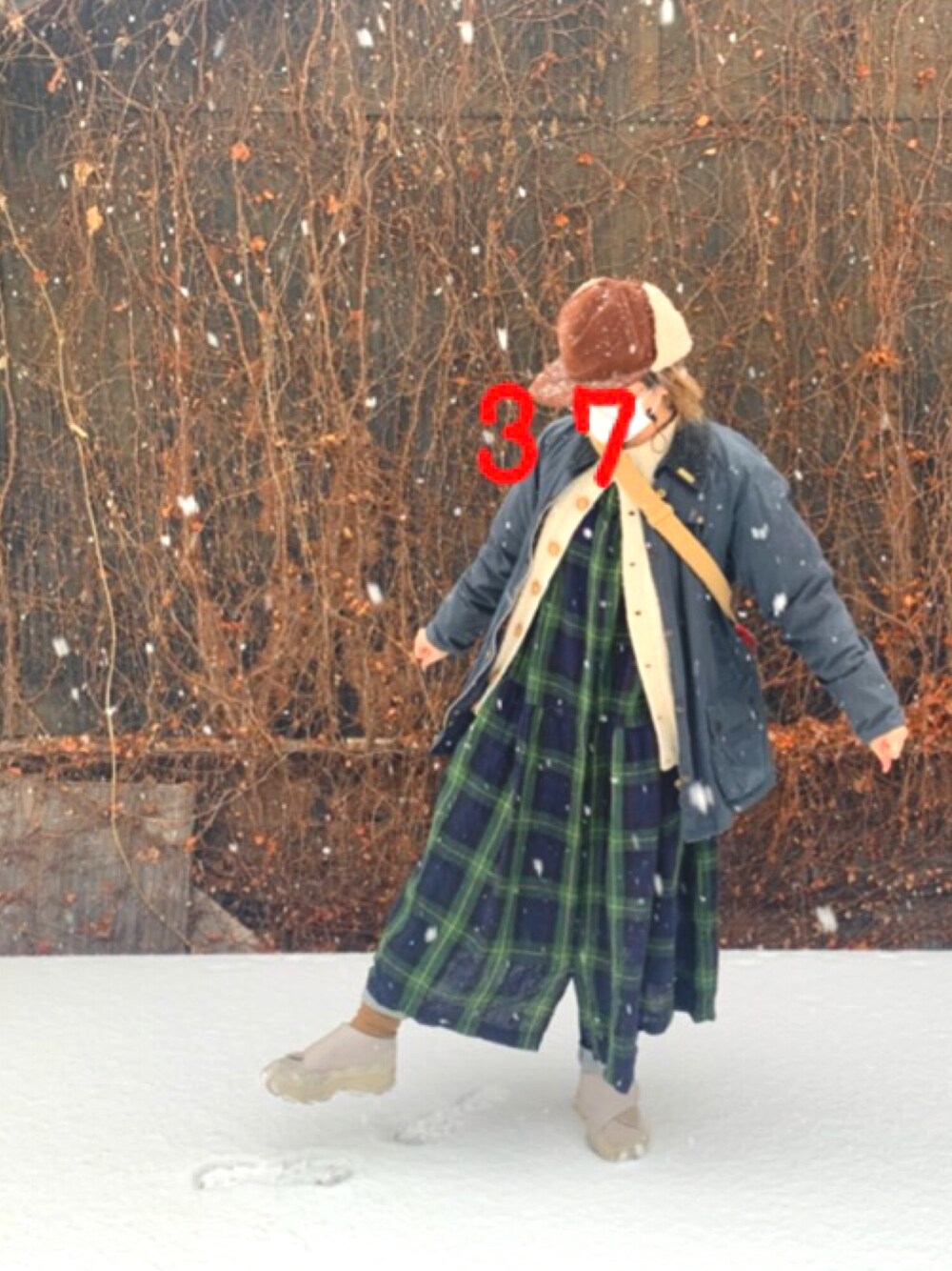 「チェック、シャツワンピ、白ニット、古着、カジュアル、カジュアルコーデ、ニットカーディガン、barbour、810S」｜「Bonjour GirlのＢＯＡ　ＣＡＰ（キャップ、ブラウン系）」を使った、37さん（レディース・154cm）の冬コーディネートの1枚目の写真