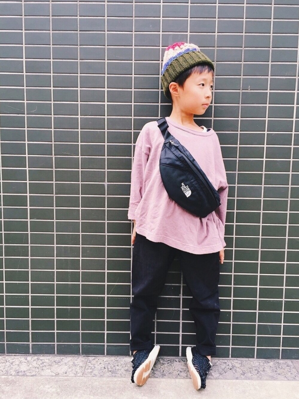 「キッズコーデ、男の子、秋コーデ、おとこのこ、ニット帽、男の子コーデ」｜「THE NORTH FACEのGRANULE（ボディバッグ/ウエストポーチ、ブラック系）」を使った、SHUUU：さん（キッズ・120cm）の秋コーディネートの1枚目の写真