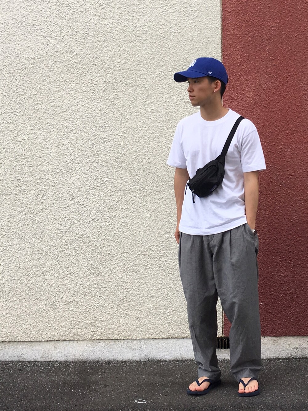 「夏コーデ、シンプルコーデ、ベースボールキャップ、白Tシャツ、ワイドパンツ、リネン、サンダル、ビーチサンダル、ボディバッグ、ootd」｜「'47のYankees '47 CLEAN UP（キャップ、ブルー系）」を使った、kaitoさん（メンズ・165cm）の夏コーディネートの1枚目の写真