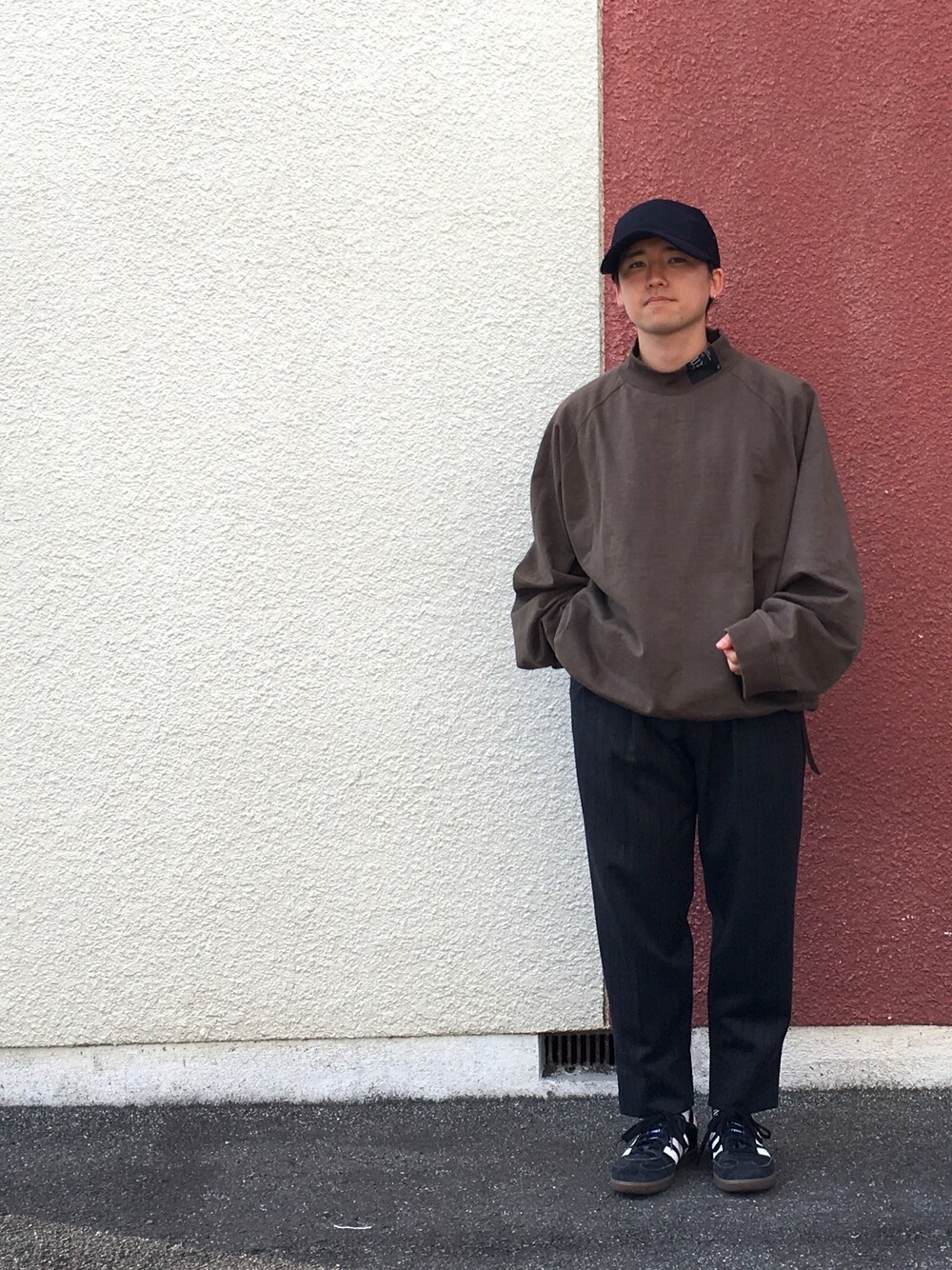 「autumn、ootd、sweater、スウェット、ビッグシルエット、シンプル、スラックス、ストライプ、スニーカー、キャップ」｜「ESSAYのアイテム（キャップ、ブルー系）」を使った、kaitoさん（メンズ・164cm）の秋コーディネートの1枚目の写真