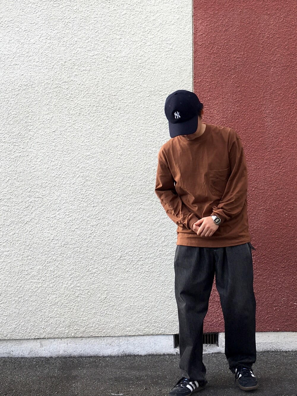 「ベースボールキャップ、Tシャツ、ワイドパンツ、デニムパンツ、スニーカー、シンプル、ootd、秋のコーデ」｜「BEAMS BOYのNEW ERA / 別注 NYヤンキース メルトン ベースボールキャップ（キャップ、ブルー系）」を使った、kaitoさん（メンズ・164cm）の秋コーディネートの1枚目の写真