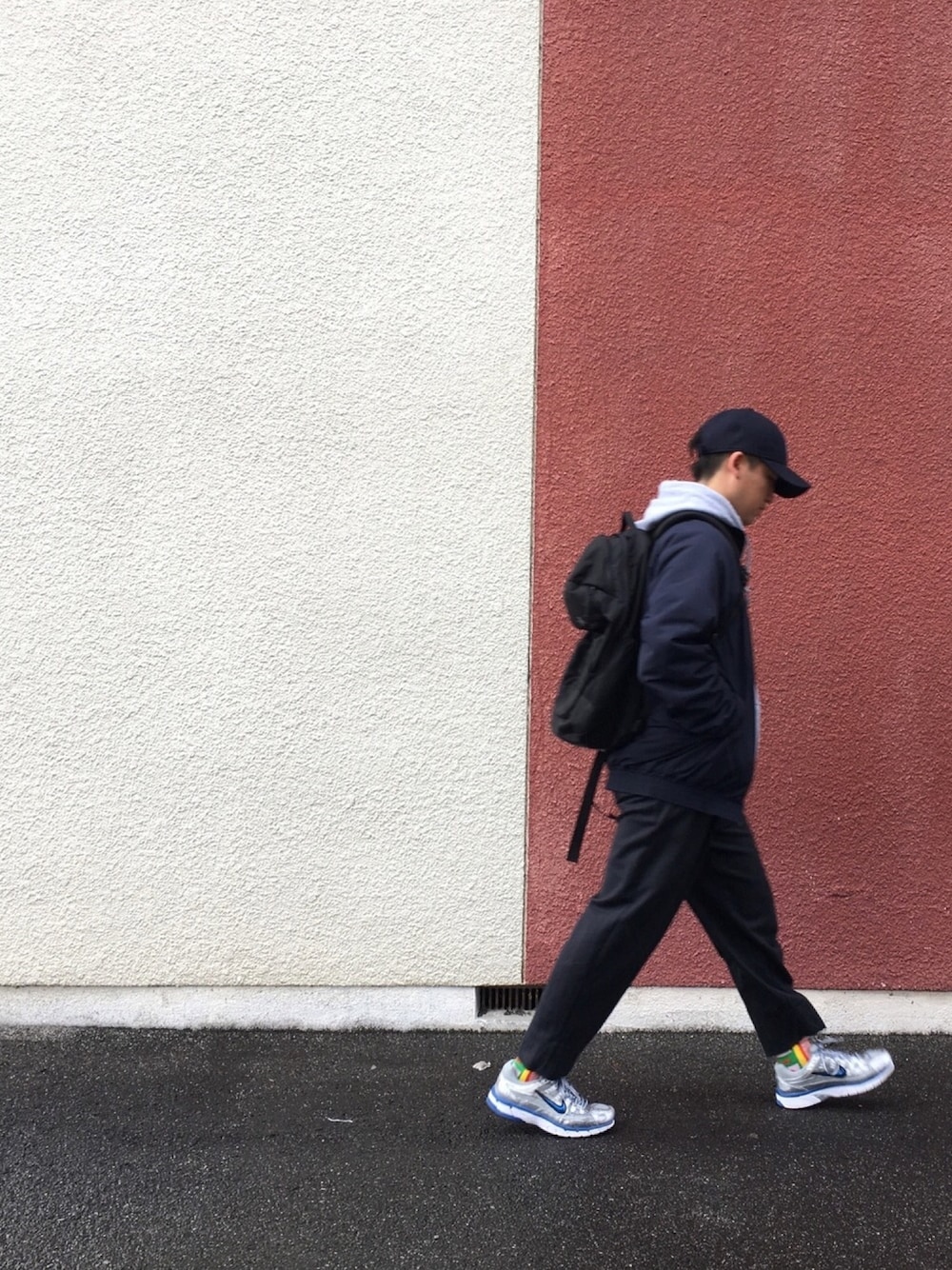 「ベースボールキャップ、パーカー、リュック、ブルゾン、スラックス、ストライプ、スニーカー、シルバー、ootd」｜「NEW ERAのアイテム（キャップ、ブルー系）」を使った、kaitoさん（メンズ・164cm）の冬コーディネートの1枚目の写真