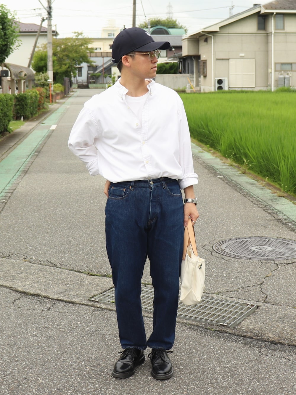 「ootd、シャツスタイル、タックイン、白シャツ、ベースボールキャップ、めがね、デニム、デニムパンツ、革靴、クリア」｜「VINTAGEのアイテム（シャツ/ブラウス、ホワイト系）」を使った、kaitoさん（メンズ・164cm）の夏コーディネートの1枚目の写真