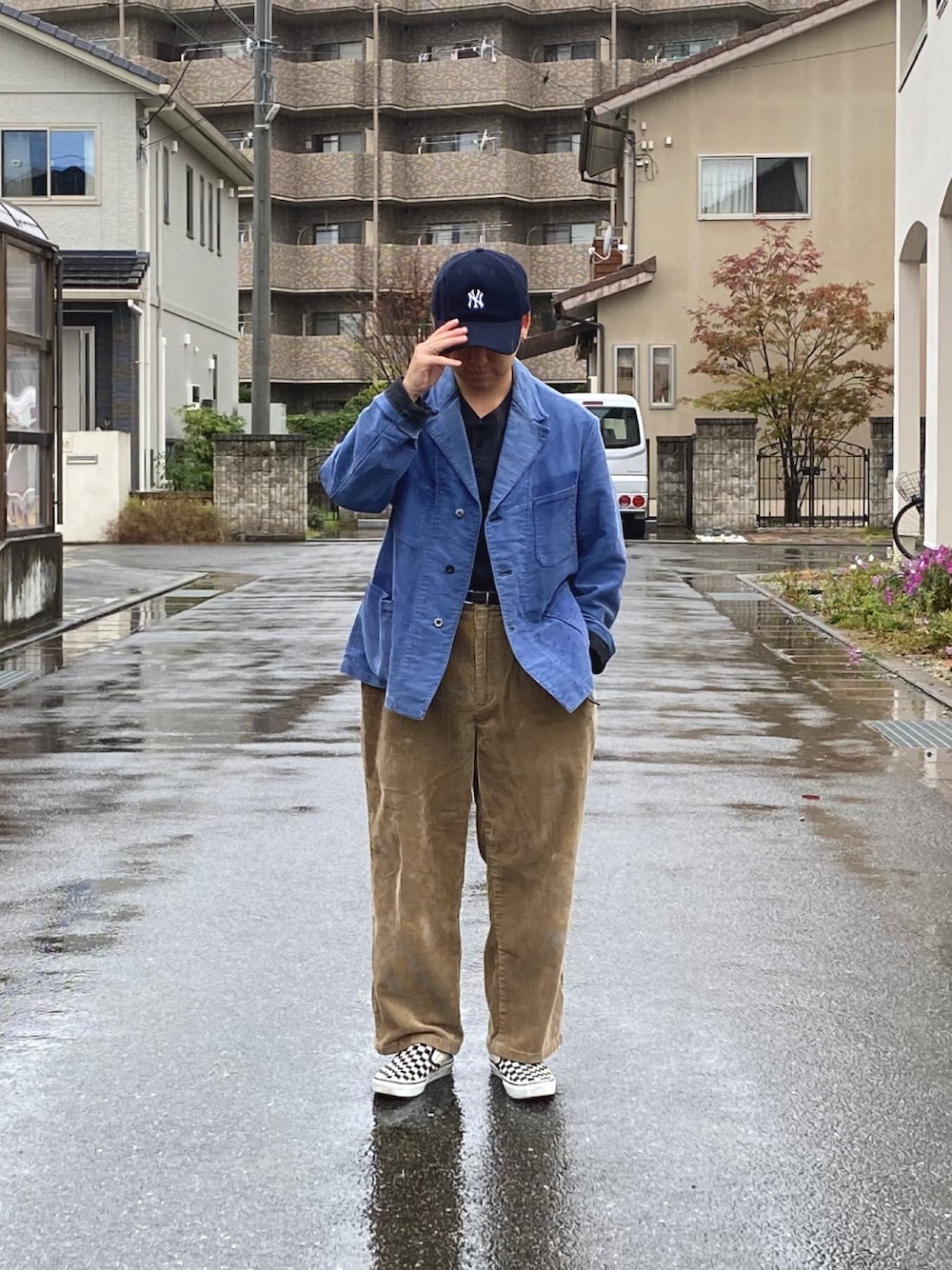 「秋のコーデ、古着、コーデュロイパンツ、スリッポン、テーラードジャケット、ユーロワーク、ootd、ベースボールキャップ、タックイン、ゆるコーデ」｜「BEAMS BOYのNEW ERA / 別注 NYヤンキース メルトン ベースボールキャップ（キャップ、ブルー系）」を使った、kaitoさん（メンズ・164cm）の秋コーディネートの1枚目の写真