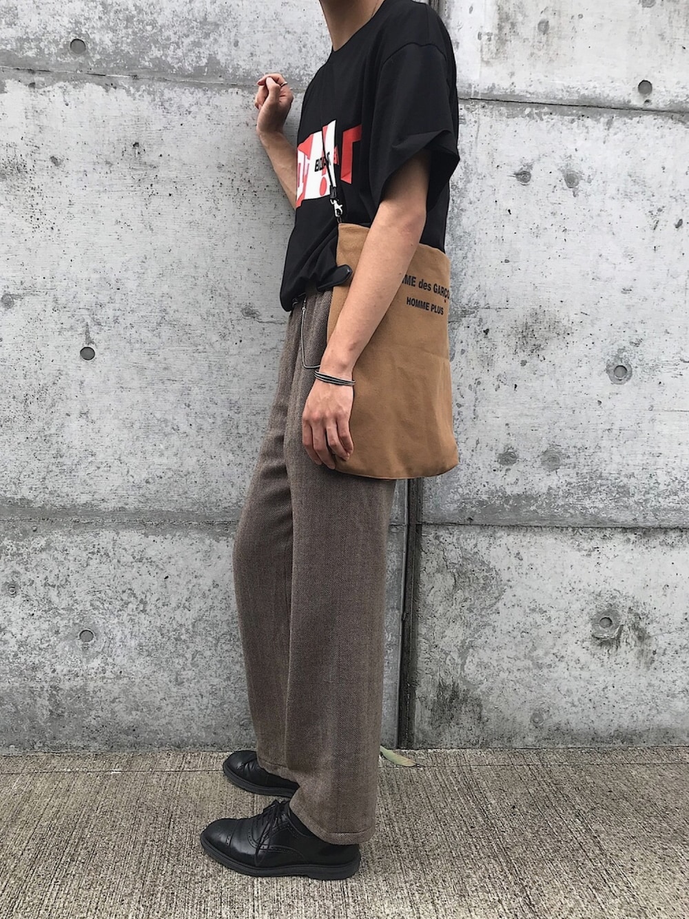 「COMME des GARCONS、gosharubchinskiy、ショルダーバッグ、ベージュコーデ、夏セールで買いました、シンプル、黒Tシャツ、ワイドパンツ、革靴、大学生」｜「COMME des GARCONSのアイテム（ハンドバッグ、ベージュ系）」を使った、kuniさん（メンズ・175cm）の夏コーディネートの1枚目の写真