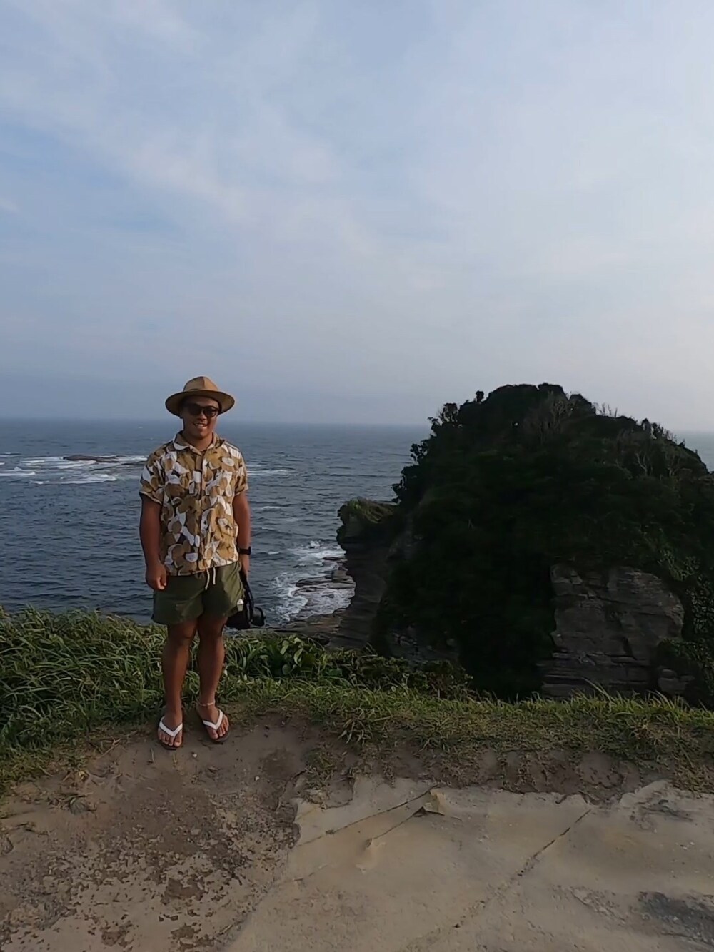 「げんべいのアイテム（ビーチサンダル、シルバー系）」を使った、teさん（メンズ・165cm）の夏コーディネートの1枚目の写真