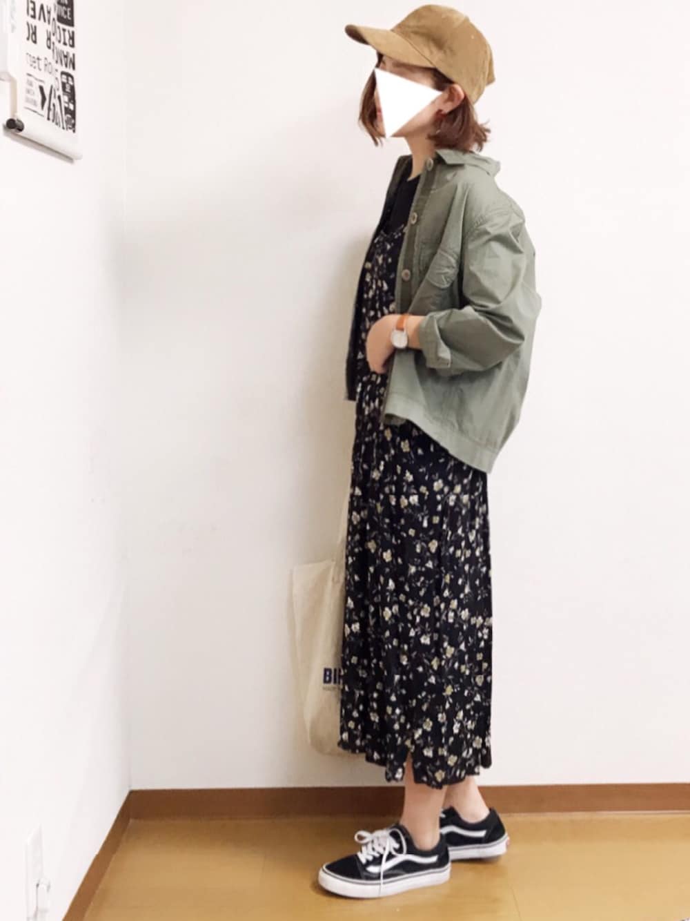 「Fossil、FOSSILSTYLE、ミリタリー、ミリタリージャケット、花柄、花柄ワンピース、VANS、キャップ、カジュアル、大人カジュアル」｜「Samansa Mos2 blueの花柄キャミワンピース（ワンピース、ブラック系）」を使った、welina＊さん（レディース・152cm）の秋コーディネートの1枚目の写真