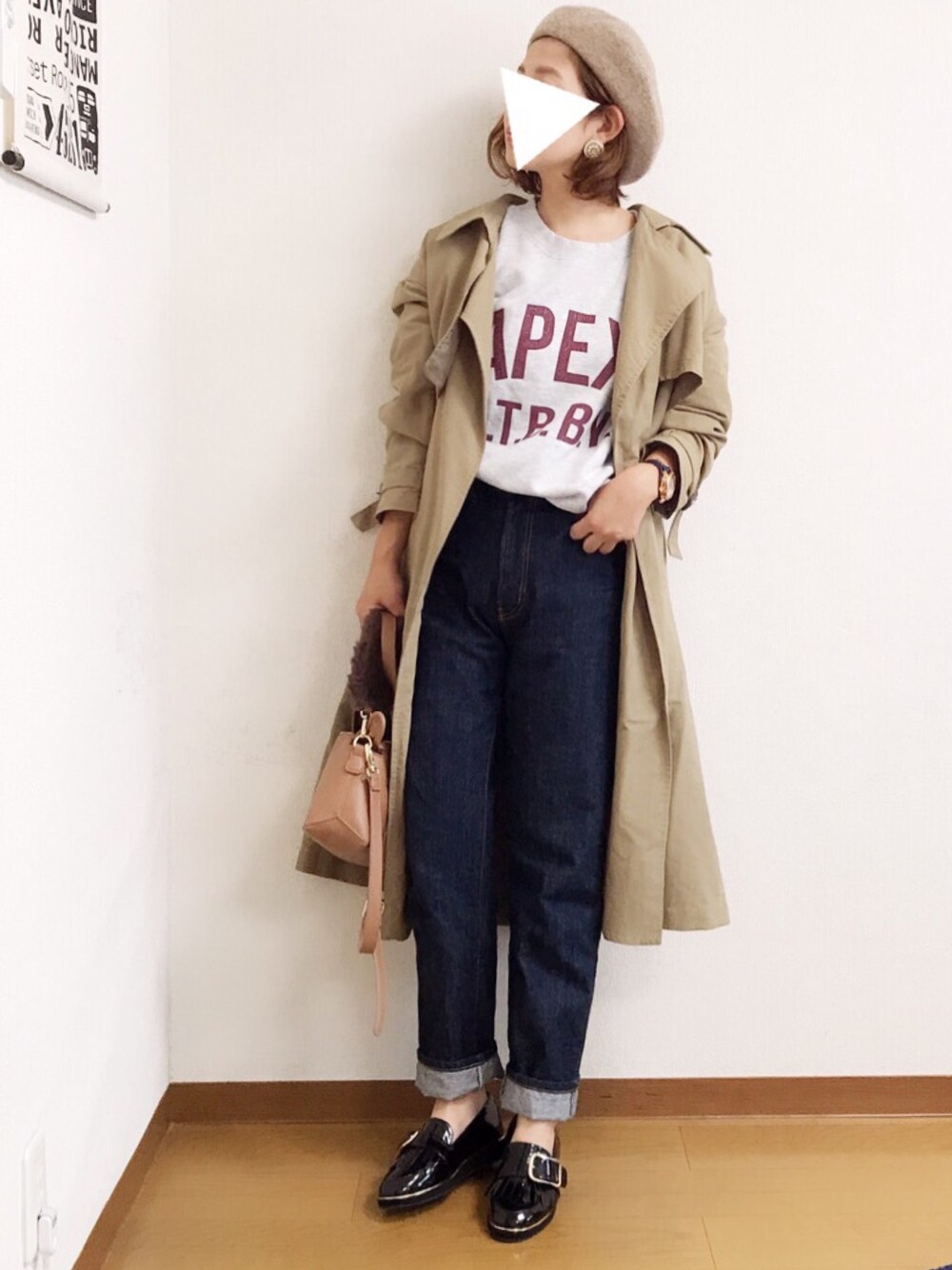 「トレーナー、ロゴスウェット、デニム、パンツスタイル、ベレー帽、トレンチコート、ローファー、ファー小物、秋コーデ、大人カジュアル」｜「LEPSIMのアソートカレッジトレーナー　770636（スウェット、グレー系）」を使った、welina＊さん（レディース・152cm）の秋コーディネートの1枚目の写真