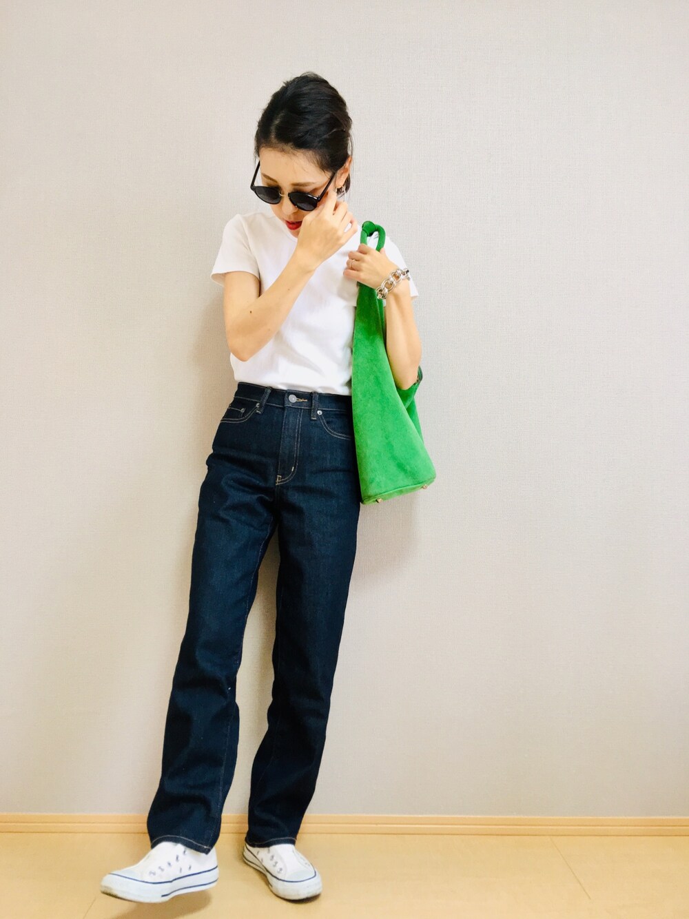 「UNIQLO、春、シンプル、シンプルコーデ、デニム、プチプラコーデ、ママコーデ、ユニクロ、ゆるコーデ、カジュアル」｜「UNIQLOのハイライズストレートジーンズ(丈標準72cm）（デニムパンツ、ブルー系）」を使った、Tamaさん（レディース・157cm）の春コーディネートの1枚目の写真