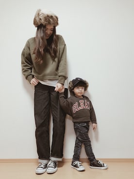 「UNIQLO（ユニクロ）のハイライズワイドストレートジーンズ（デニムパンツ）」を使った、SORAnagiさん（キッズ・90cm）の冬コーディネート