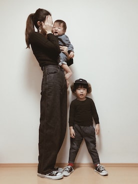 「UNIQLO（ユニクロ）のハイライズワイドストレートジーンズ（デニムパンツ）」を使った、SORAnagiさん（キッズ・90cm）の冬コーディネート