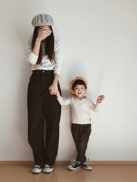 「UNIQLO（ユニクロ）のハイライズワイドストレートジーンズ（デニムパンツ）」を使った、SORAnagiさん（キッズ・90cm）の春コーディネート