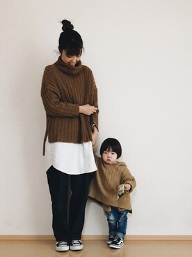 「UNIQLO（ユニクロ）のハイライズワイドストレートジーンズ（デニムパンツ）」を使った、SORAnagiさん（キッズ・100cm）の冬コーディネート