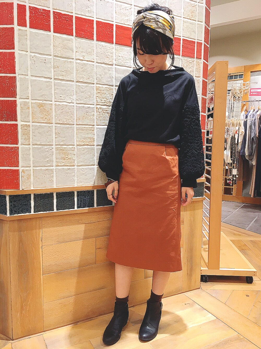 「秋コーデ、シンプル、ボリューム袖、タイトスカート、オレンジ、スカーフ、ブーツ、おしゃれさんと繋がりたい、ootd、earth music&ecology」｜「earth music&ecologyの・袖レースプルオーバー（Tシャツ/カットソー、ブラック系）」を使った、キヨチャンさん（レディース・157cm）の秋コーディネートの1枚目の写真