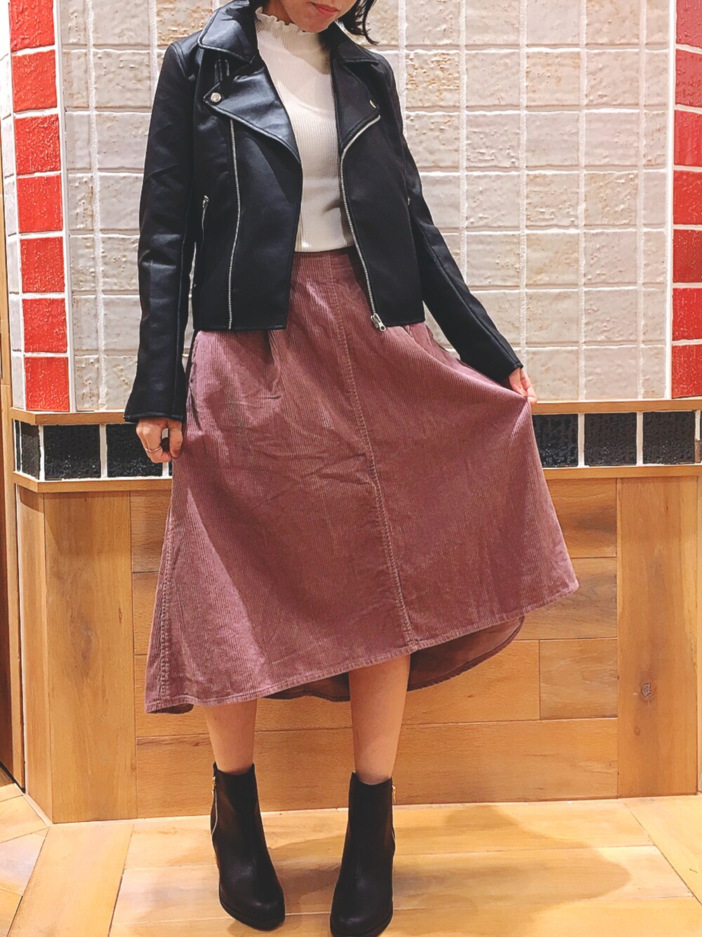 「秋のコーデ、甘辛mix、ライダース、フレアスカート、コーデュロイ、おしゃれさんと繋がりたい、ootd、earth music&ecology」｜「earth music&ecologyの【広瀬すずさんCM着用】 フェイクレザーライダースジャケット（ライダースジャケット、ブラック系）」を使った、キヨチャンさん（レディース・157cm）の秋コーディネートの1枚目の写真