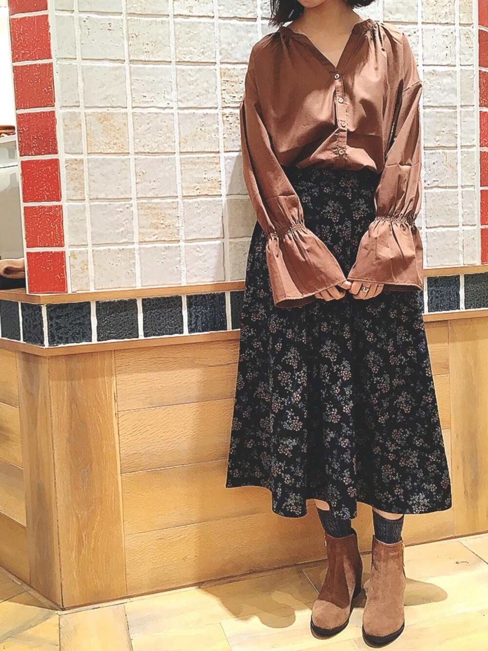 「秋のコーデ、ブラウン、ブラウス、袖フリル、スカート、花柄、ヴィンテージ、おしゃれさんと繋がりたい、ootd、earth music&ecology」｜「earth music&ecologyの・キャンディスリーブブラウス（シャツ/ブラウス、ブラウン系）」を使った、キヨチャンさん（レディース・157cm）の秋コーディネートの1枚目の写真