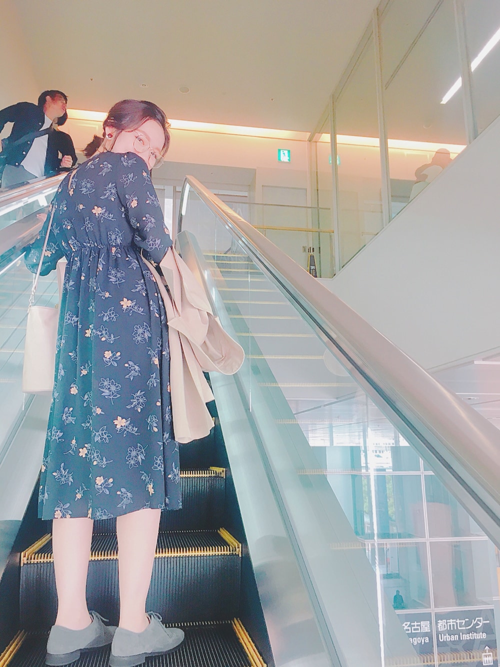 「秋のコーデ、トレンチコート、ワンピース、花柄、ネイビー、オックスフォードシューズ、おしゃれさんと繋がりたい、earth music&ecology、ORiental TRaffic(ORiental TRaffic)、ootd」｜「earth music&ecologyの【2016Autumn】フラワープリントワンピース（ワンピース、ブルー系）」を使った、キヨチャンさん（レディース・157cm）の秋コーディネートの1枚目の写真