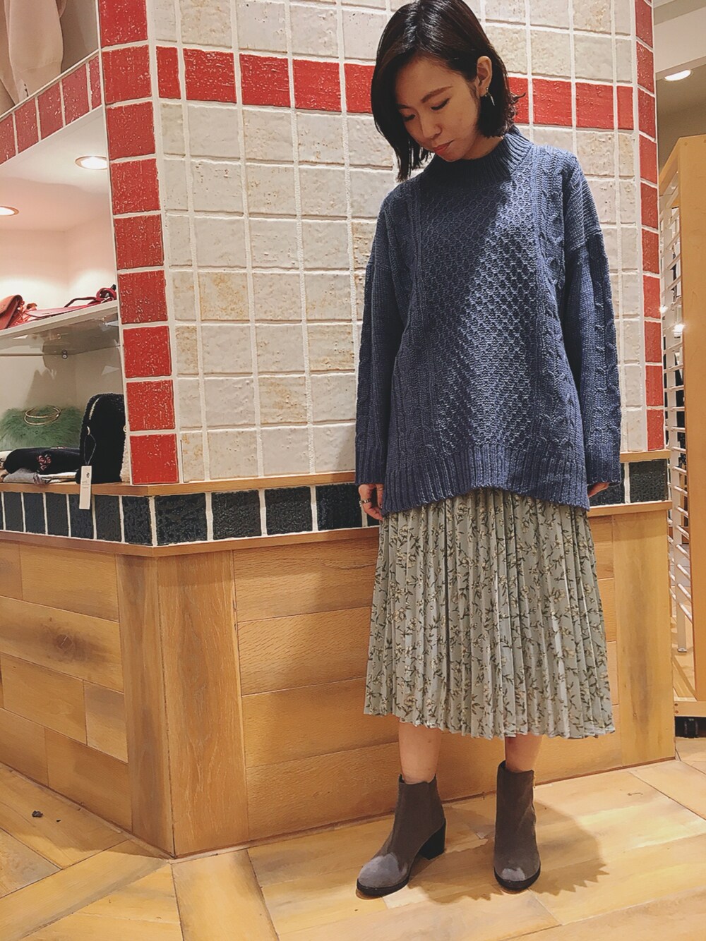 「ゆるコーデ、ラクチンコーデ、ニット、サックスブルー、プリーツスカート、花柄、おしゃれさんと繋がりたい、earth music&ecology、ootd」｜「earth music&ecologyのアイテム（ニット/セーター、ブルー系）」を使った、キヨチャンさん（レディース・157cm）の秋コーディネートの1枚目の写真