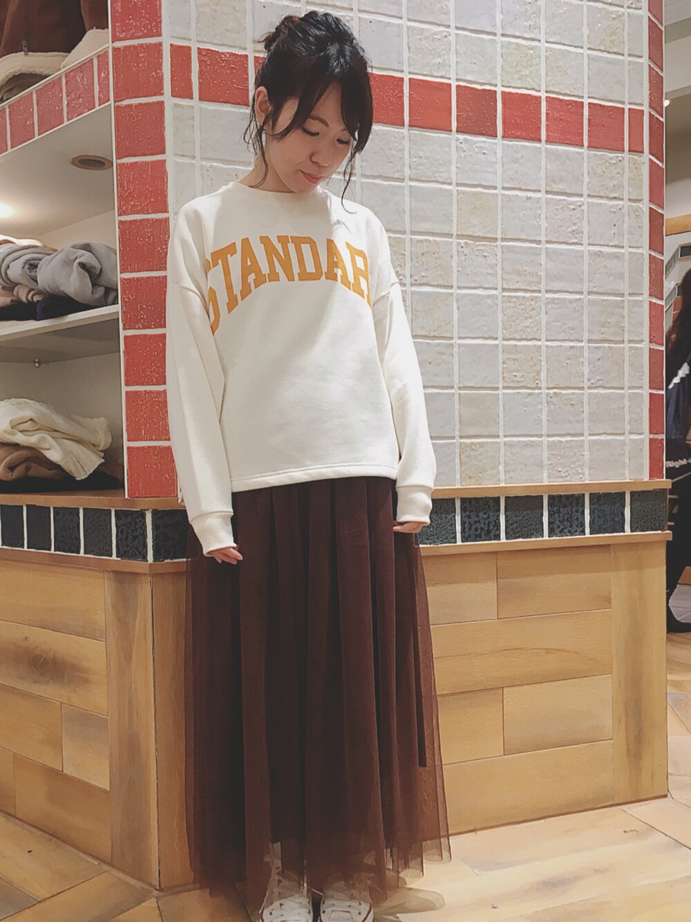 「ラクチンコーデ、ゆるコーデ、スウェット、チュールスカート、スニーカー、おしゃれさんと繋がりたい、earth music&ecology、ootd」｜「earth music&ecologyの・裏起毛プリントプルオーバー（Tシャツ/カットソー、ホワイト系）」を使った、キヨチャンさん（レディース・157cm）の冬コーディネートの1枚目の写真