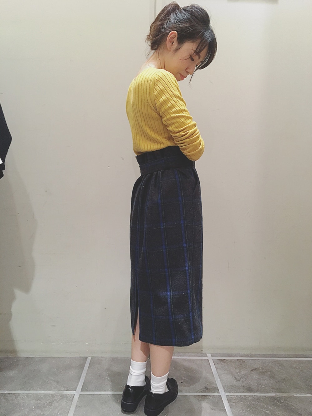 「earth music&ecology、ootd、きれいめカジュアル、リブニット、タイトスカート、ハイウエストスカート、チェック、スリット、おしゃれさんと繋がりたい」｜「earth music&ecologyの・Vネックリブニットプルオーバー（ニット/セーター、イエロー系）」を使った、キヨチャンさん（レディース・157cm）の冬コーディネートの1枚目の写真