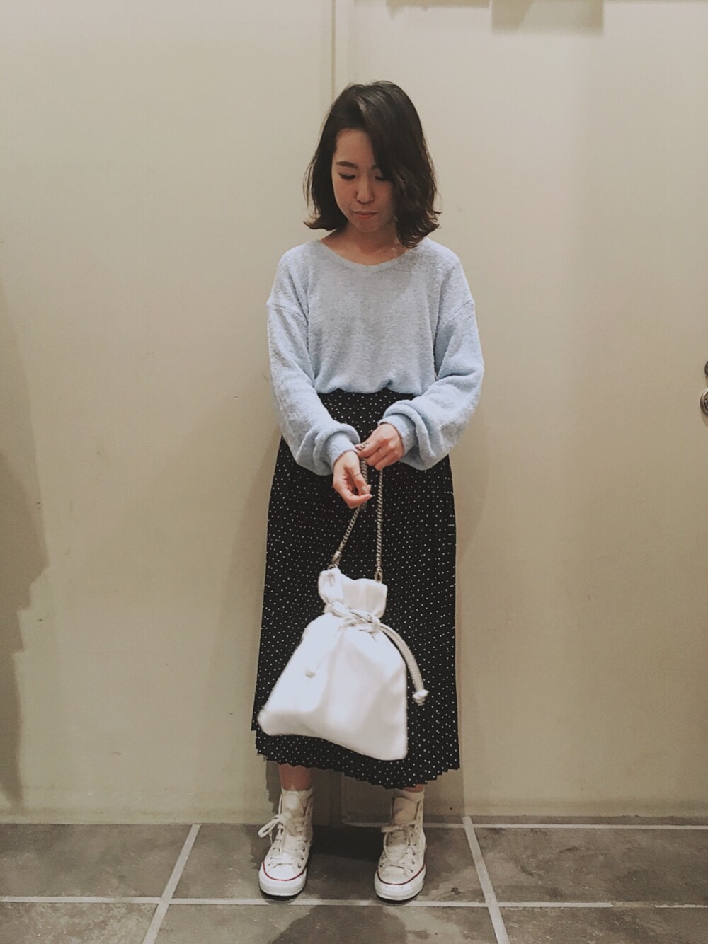 「earth music&ecology、ootd、春コーデ、スニーカーコーデ、梅春、サックスブルー、プリーツスカート、ドット、巾着バッグ、おしゃれさんと繋がりたい」｜「earth music&ecologyの・ラメフェザーニットプルオーバー（ニット/セーター、ブルー系）」を使った、キヨチャンさん（レディース・157cm）の冬コーディネートの1枚目の写真