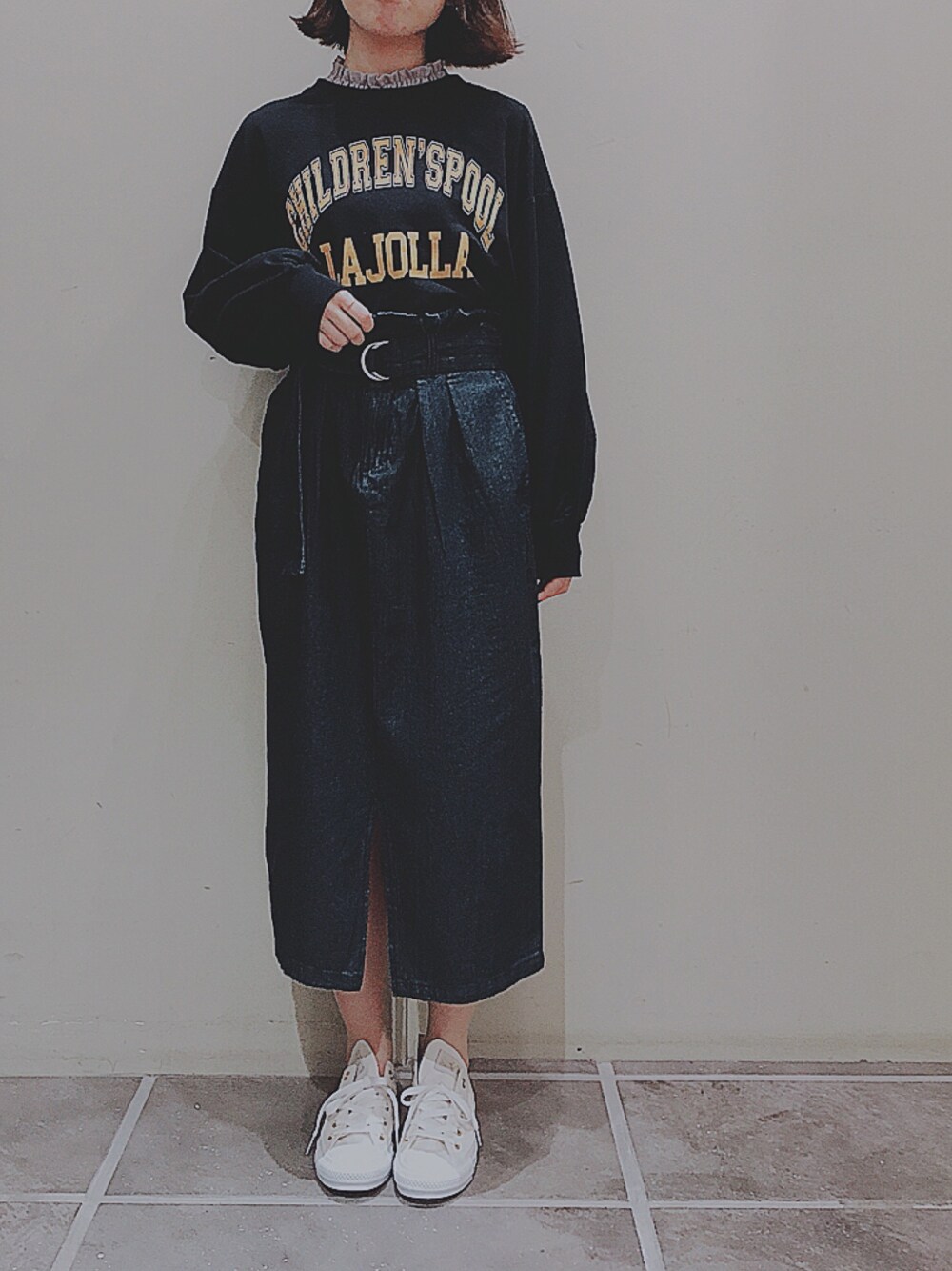 「カジュアル、スニーカーコーデ、スウェット、デニムスカート、お洒落さんとつながりたい、ootd、earth music&ecology」｜「earth music&ecologyのスウェットボリュームスリーブクルー(ロゴ)（スウェット、ブルー系）」を使った、キヨチャンさん（レディース・157cm）の春コーディネートの1枚目の写真