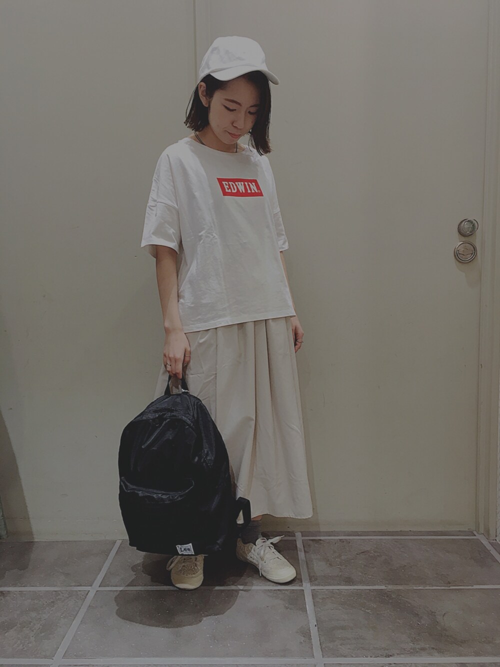 「カジュアルコーデ、Tシャツ、キャップ、ギャザースカート、スニーカー、おしゃれさんと繋がりたい、earth music&ecology、EDWIN」｜「earth music&ecologyの・ギャザースカート（スカート、ベージュ系）」を使った、キヨチャンさん（レディース・157cm）の春コーディネートの1枚目の写真