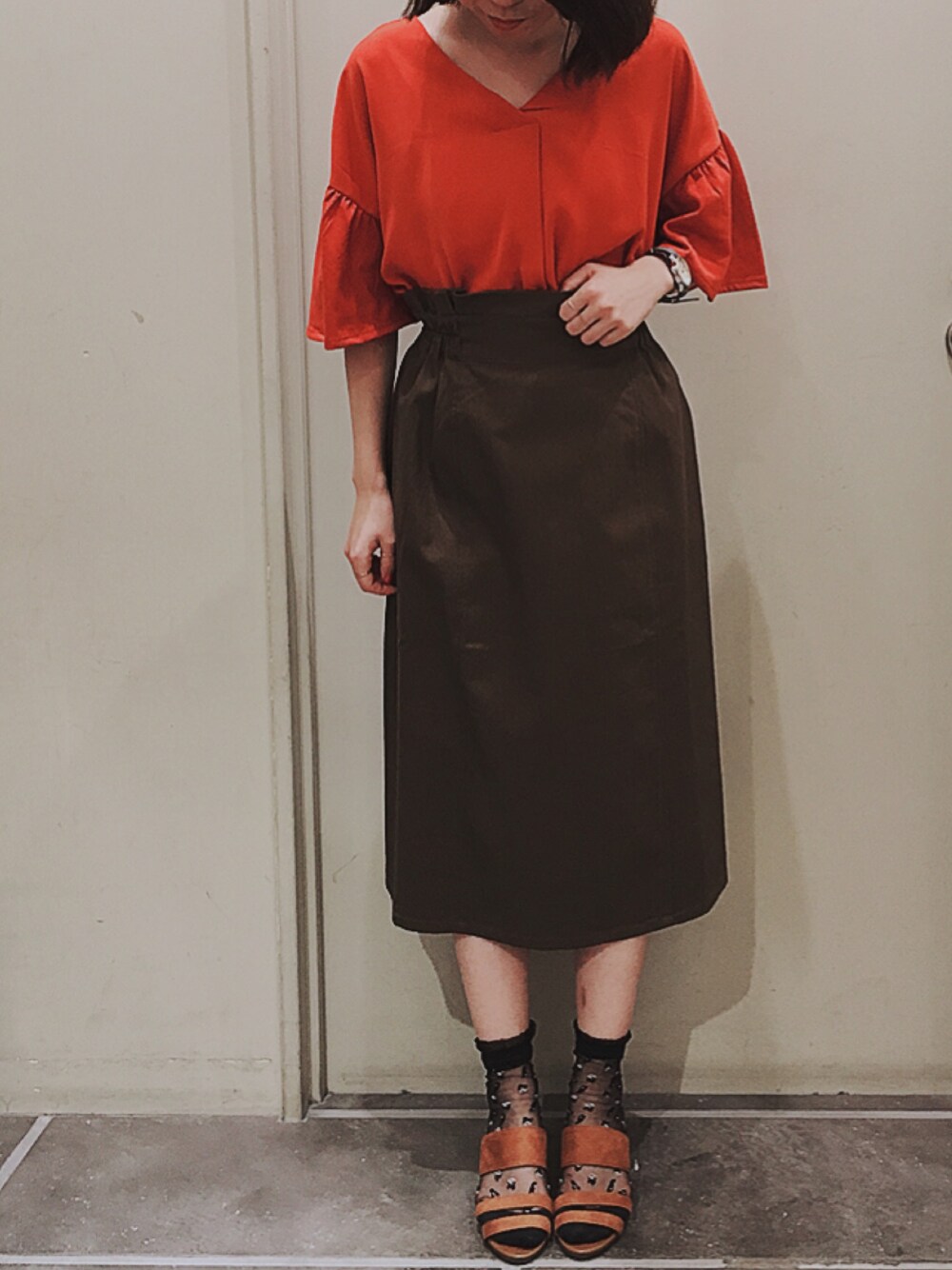 「大人っぽコーデ、シンプルコーデ、お洒落さんとつながりたい、袖フレア、オレンジ、ブラウン、earth music&ecology、ootd」｜「earth music&ecologyの・ブラウソー(フレアーブラウス)（シャツ/ブラウス、オレンジ系）」を使った、キヨチャンさん（レディース・157cm）の春コーディネートの1枚目の写真