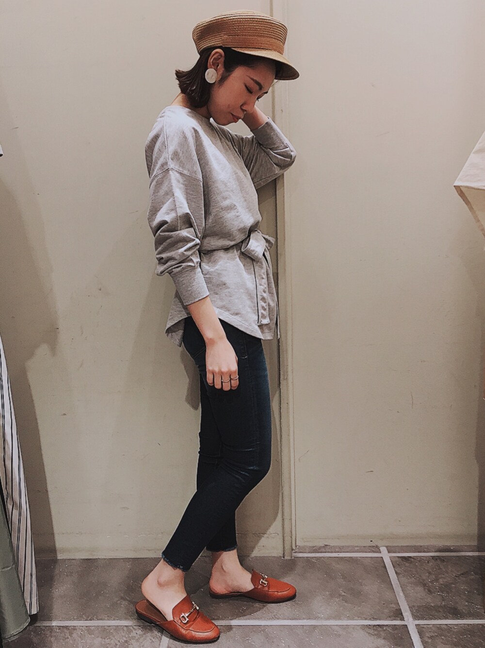 「オトナカジュアル、パンツスタイル、シンプル、キャスケット、スキニーデニム、おしゃれさんと繋がりたい、earth music&ecology、ootd」｜「earth music&ecologyの・ミニ裏毛ベルトチュニック（Tシャツ/カットソー、グレー系）」を使った、キヨチャンさん（レディース・157cm）の春コーディネートの1枚目の写真