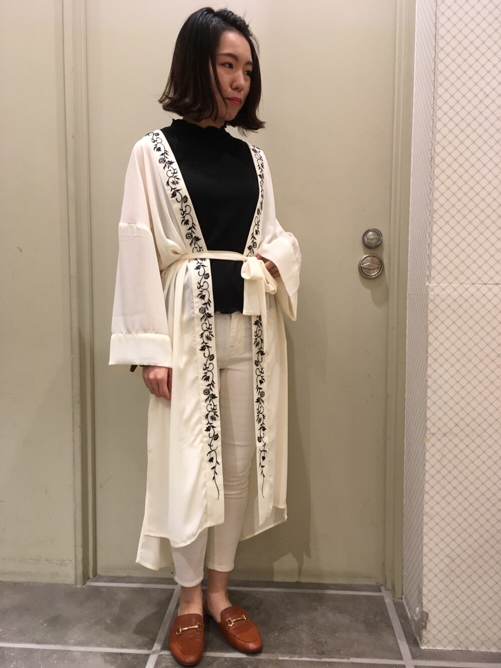 「シンプルコーデ、モノトーン、個性派、ロングガウン、刺繍、earth music&ecology、アースミュージック＆エコロジー、おしゃれさんと繋がりたい、ootd」｜「earth music&ecologyの・衿ぐりメロースタンドネックノースリーブプルオーバー（Tシャツ/カットソー、ブラック系）」を使った、キヨチャンさん（レディース・157cm）の春コーディネートの1枚目の写真