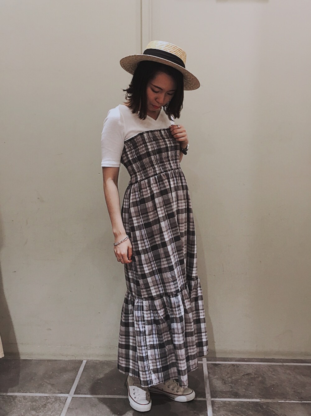 「夏コーデ、休日スタイル、ワンピース、マドラスチェック、スニーカー、ootd、earth music&ecology、アースミュージック＆エコロジー、おしゃれさんと繋がりたい」｜「earth music&ecologyの・マドラスチェックワンピース（ワンピース、グレー系）」を使った、キヨチャンさん（レディース・157cm）の春コーディネートの1枚目の写真