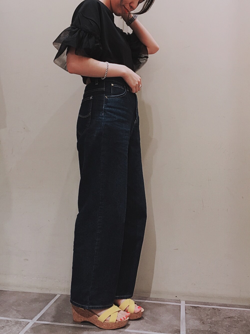 「シンプル、パンツスタイル、袖コンシャス、チュール、デニムパンツ、earth music&ecology、アースミュージック＆エコロジー、おしゃれさんと繋がりたい」｜「earth music&ecologyの・ソデコンT(チュール)（Tシャツ/カットソー、ブラック系）」を使った、キヨチャンさん（レディース・157cm）の春コーディネートの1枚目の写真