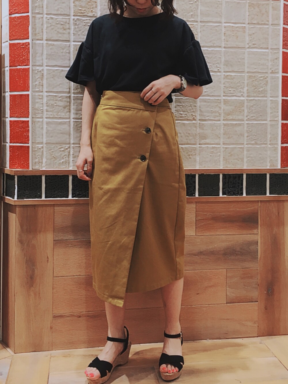 「大人カジュアル、シンプルコーデ、袖フレア、２ＷＡＹ、タイトスカート、マスタード、earth music&ecology、アースミュージック＆エコロジー、おしゃれさんと繋がりたい、ootd」｜「earth music&ecologyの2way袖フレアープルオーバー（Tシャツ/カットソー、ブルー系）」を使った、キヨチャンさん（レディース・157cm）の夏コーディネートの1枚目の写真