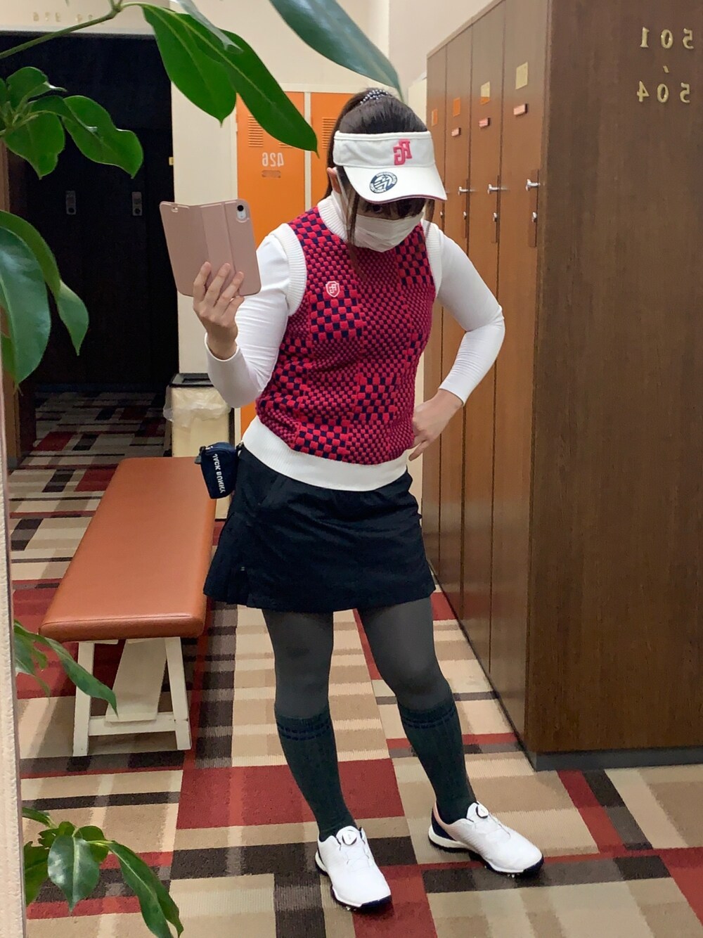 「ゴルフ、ゴルフウェア、ゴルフコーデ、ゴルフ女子」｜「PEARLY GATESのアイテム（ベスト、レッド系）」を使った、qurocheさん（レディース・156cm）の春コーディネートの1枚目の写真