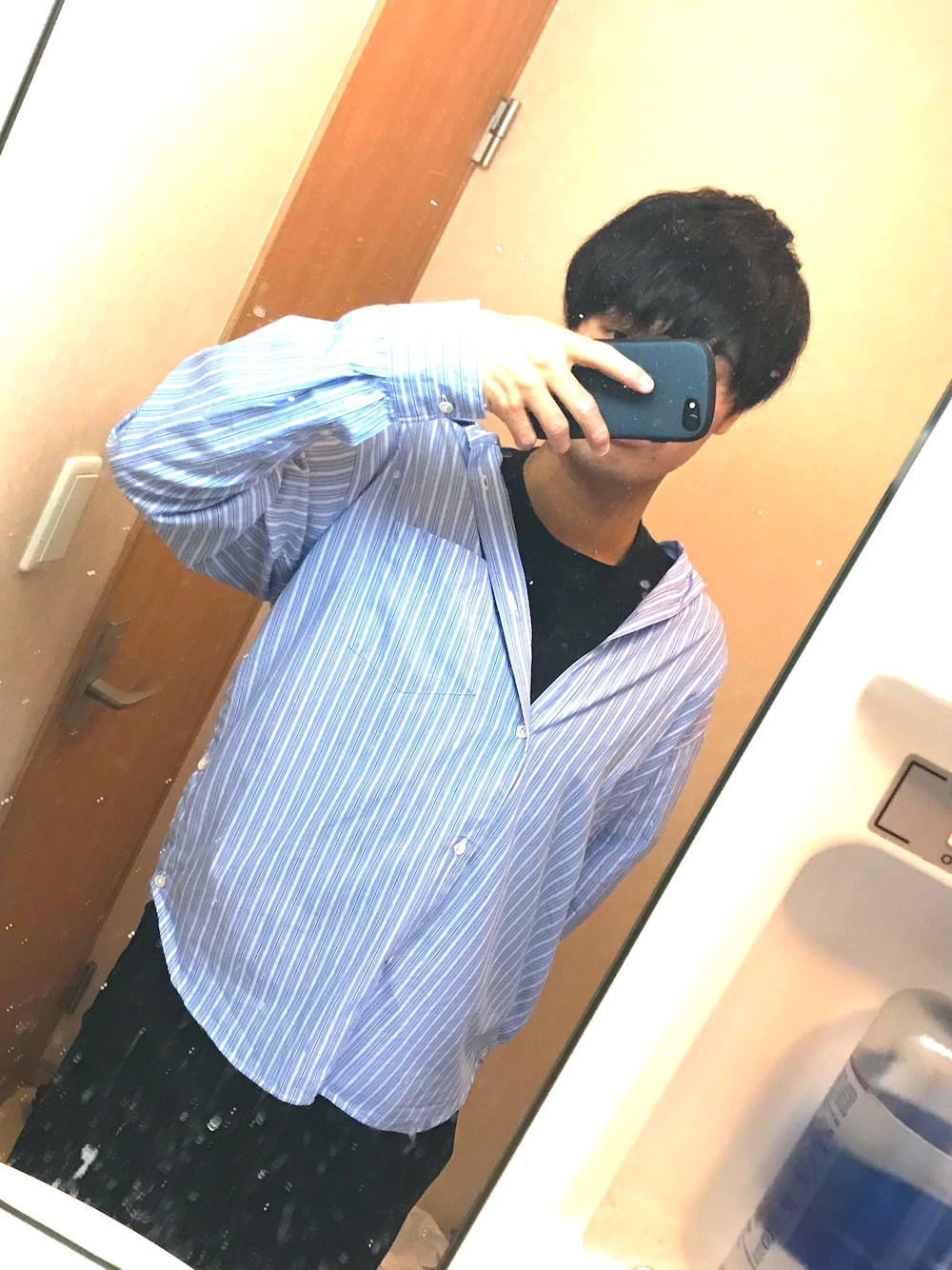 ブラック系のTシャツ/カットソー、ブラック系のスラックスを着用したメンズの夏コーディネートの1枚目の写真