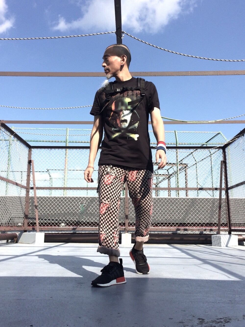 「買い出し、ジバンシィ、アディダス、NMD、オムプリュス、ギャルソン、良い天気、ライトセーバー、スターウォーズ」｜「GIVENCHYのアイテム（Tシャツ/カットソー、ブラック系）」を使った、つーるはーさん（メンズ・168cm）の秋コーディネートの1枚目の写真