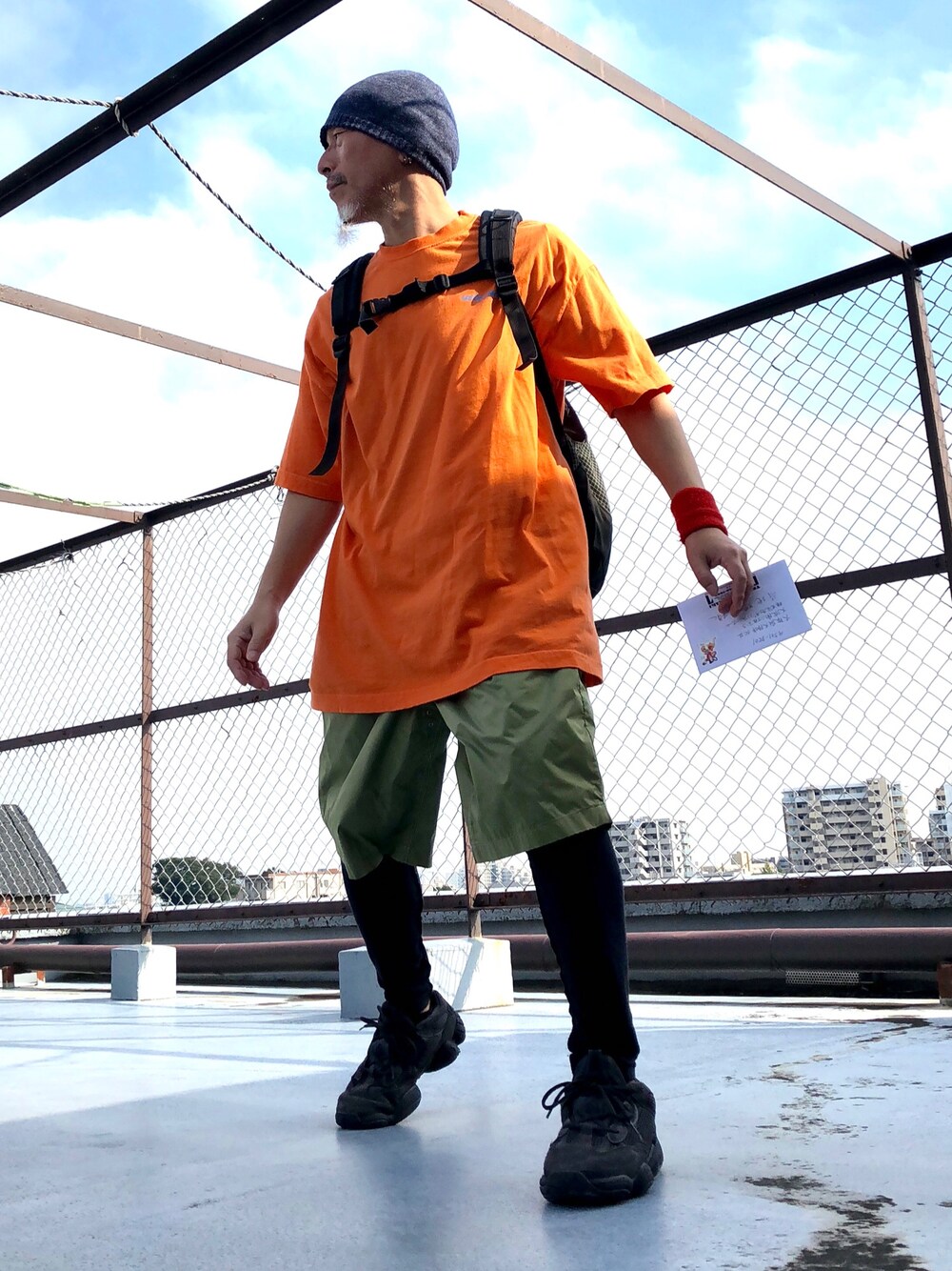 「信藤三雄、展覧会、世田谷文学館、ヴェトモン、yeezy500、スニーカー」｜「KIJIMA TAKAYUKIのアイテム（ニットキャップ/ビーニー、グレー系）」を使った、つーるはーさん（メンズ・168cm）の秋コーディネートの1枚目の写真