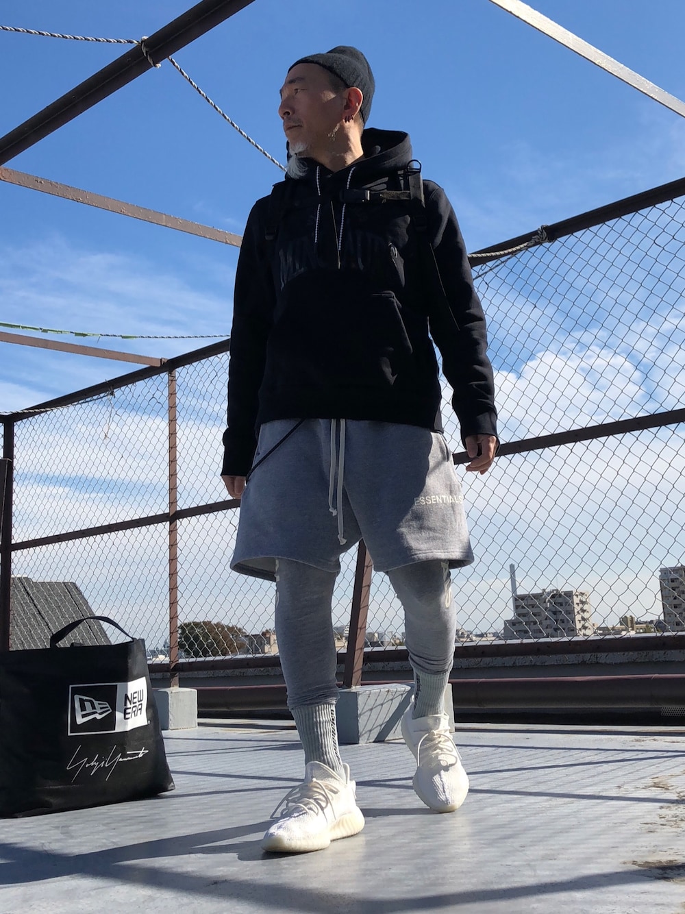 「古着屋へ、エッセンシャルズ、フェアオブゴッド、NIKE R.T.、パーカー、ハーフパンツ、スエット」｜「BALENCIAGAのアイテム（ニットキャップ/ビーニー、ブラック系）」を使った、つーるはーさん（メンズ・168cm）の秋コーディネートの1枚目の写真